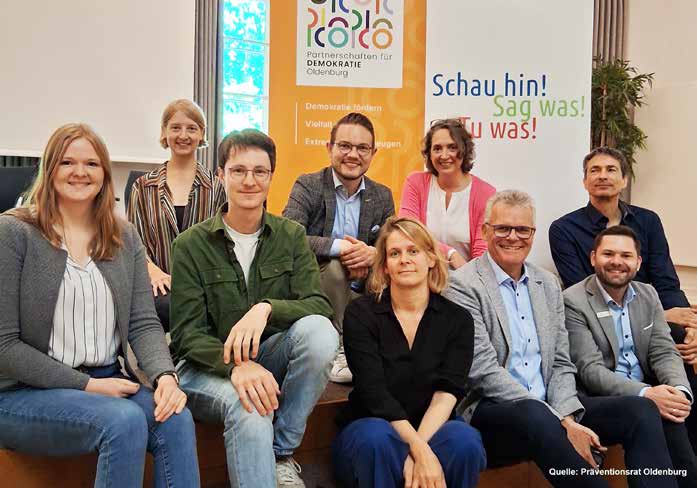 Teilnehmende eines Dialogformats zur Stärkung demokratischer Werte